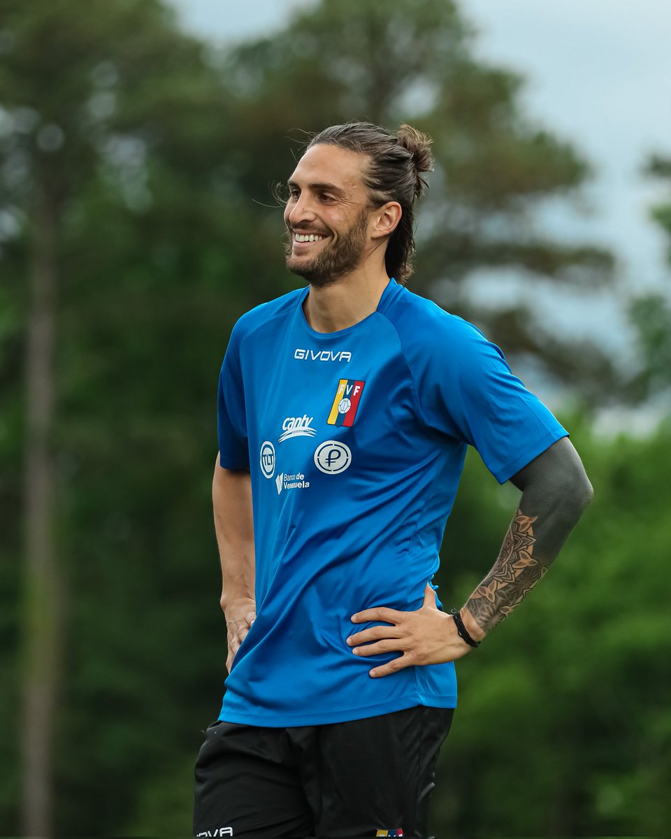 SeleVinotinto's tweet photo. 𝐒𝐢𝐞𝐦𝐩𝐫𝐞 𝐕𝐈𝐍𝐎𝐓𝐈𝐍𝐓𝐎 ✌🏻😁🇻🇪 https://t.co/Skvjc7oXIV