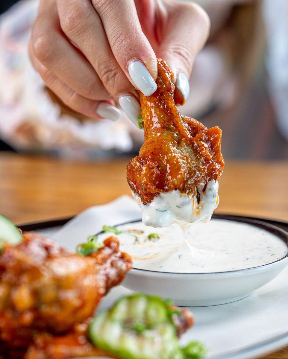blacktaplv's tweet image. Take a DIP ✌🏼 #wings #nashvillehot #pickles #buttermilkdill #foodie #chicken #delish #vegas #venetianvegas #blacktaplv