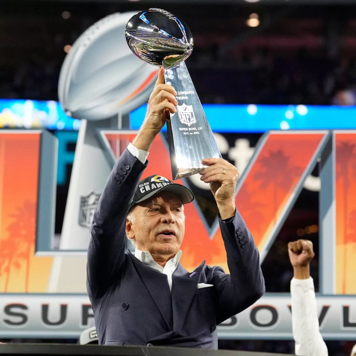 BarstoolBigCat's tweet photo. Is Stan Kroenke the GOAT owner? https://t.co/8HQqUBaAAH