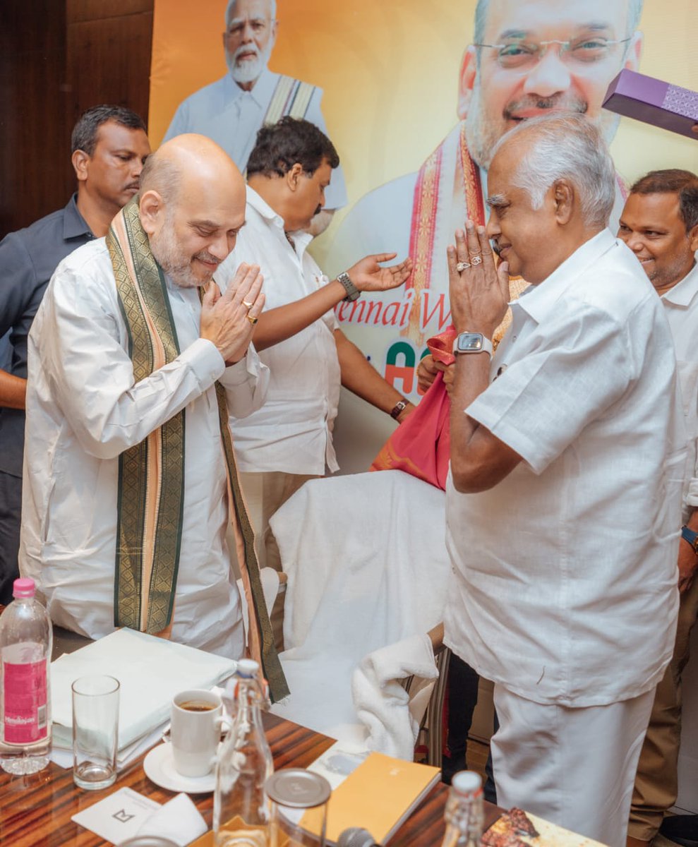 அமித்ஷாவை சந்திக்கும் 24 பிரபலங்கள்
சென்னை வரும் மத்திய உள்துறை அமைச்சர் அமித்ஷாவை
நடிகர்கள் விஷால், ஜி.வி.பிரகாஷ் உள்ளிட்ட 24 பிரபலங்கள்
சந்திக்க உள்ளனர்; பாஜக சார்பில் கலை, இலக்கியம் நிகழ்ச்சிகள் நடைபெறவுள்ள நிலையில் பிரபலங்களுக்கு அழைப்பு

Abirami Ramanathan - Film Producer