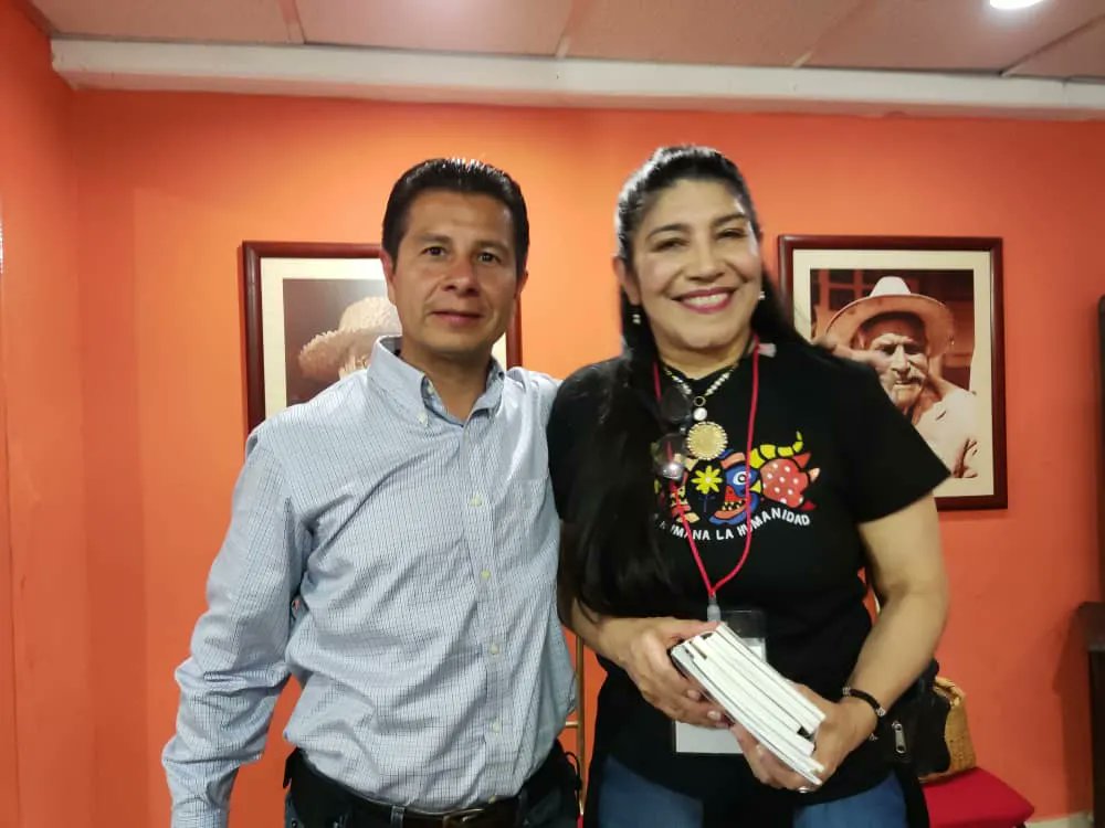 #EnFotos | Se entregaron textos históricos a la agrupación de teatro internacional Ditirambo de Colombia, entre ellos, de nuestro Libertador Simón Bolívar quien defendió y soñó con la unión y la construcción de la Patria Grande
#3AñosDeSecuestro <a href="/VillegasPoljak/">Ernesto Villegas Poljak</a> <a href="/MaryPemjean/">Mary Pemjean</a>