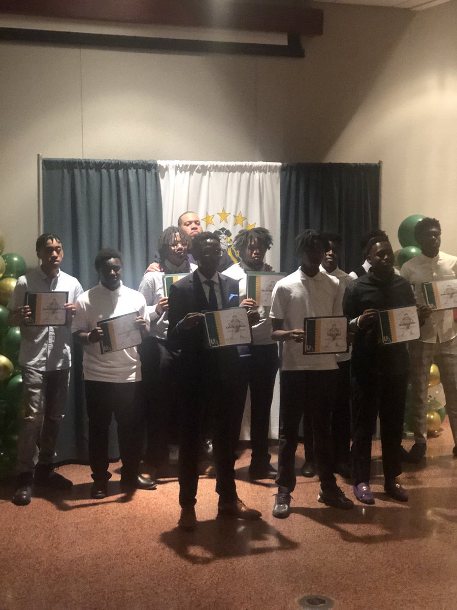 Amirwiggins23's tweet photo. Uachs Athletic Banquet.
I had a amazing time and I'm thankful to be apart of this team and family. Insha Allah next season is ours #GeneralsOnTop๐ https://t.co/fUZgaBkUuO