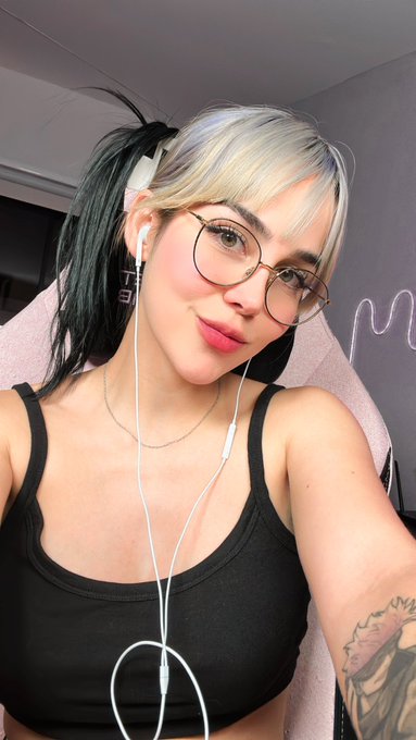 Estamos viendo la #VALORANTMasters con @de_blondi  Noche de pijamada, as&iacute; que ven   https://t.co/oSDPhAm7EW<a href="/tag/valorantmasters"class="tags">#VALORANTMasters</a><a class="tags" target="_blank" title="On Twitter" href="/?out=eyJ0eXAiOiJKV1QiLCJhbGciOiJIUzUxMiJ9.eyJpYXQiOjE3MTYxMDU5NjgsImlzcyI6InR3cG9ybnN0YXJzLmNvbSIsIm5iZiI6MTcxNjEwNTk2OCwiZXhwIjoxNzQ3NjQxOTY4LCJyZWRpcmVjdF91cmwiOiJodHRwczovL3R3aXR0ZXIuY29tL2RlX2Jsb25kaSJ9.OJuNNRtvZuwFdFHoIPkgAq0gKd3Jaa22sYa-2pKVPvdksLbtu9v6BsMCcdhWDfHSR_eaovwu_Bb2-a7FXjbGxg">@de_blondi</a>