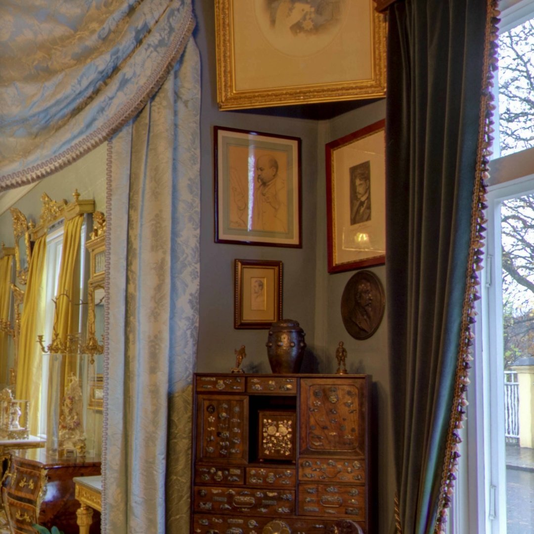 digimuseo's tweet photo. 🖼 Edelfeltejä etsimässä.. vielä niitä löytyy Ett hem -museosta!
Pieni Maalaistyttö piileskelee konsulinnan huoneen oven takana ja Acku Berndtson lymyilee herraseurassa konsulin huoneessa.
▪️ Maalaistyttö, 1901.
▪️ Acku Berndtsonin muotokuva
📷 Vesa Aaltonen #etthem #edelfelt https://t.co/jFbtRtex0F