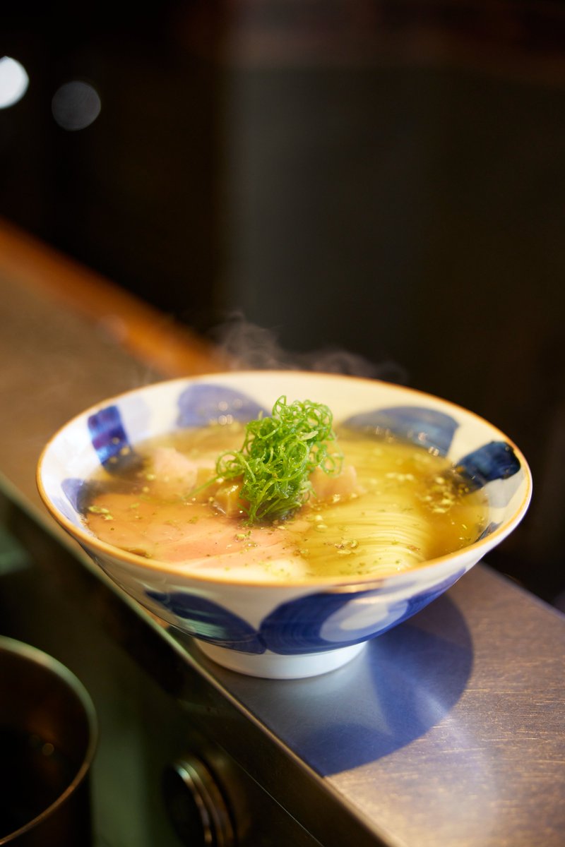 dancyu_mag's tweet photo. dancyu7月号のラーメン特集にあたって、たくさんの食いしん坊に「好きなラーメンはどこですか？」と尋ねたところ、実に多くの人から名前が挙がったのが「柴崎亭」でした。「柴崎亭」の仕事を掘り下げます！ #dancyu #美しいラーメン https://t.co/MbieDuIyfc https://t.co/ENCW8BCgD0