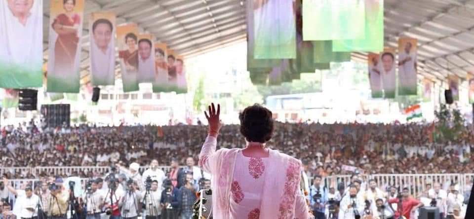 आदरणीय प्रियंका गांधी जी का आगमन माँ नर्मदा की नगरी संस्कारधानी जबलपुर की पावन धरा में हुआ। 

सर्वप्रथम जबलपुर में माँ नर्मदा का पूजन करने के पश्चात प्रियंका जी ने मध्य प्रदेश में कांग्रेस के चुनाव प्रचार अभियान का शंखनाद किया एवं कांग्रेस के वचन पत्र के मुख्य बिंदुओं को जनता के