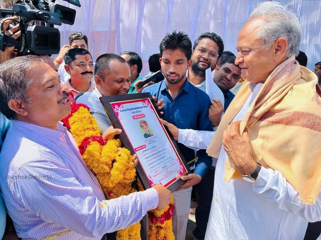 कल बाँसवाड़ा में हमारे साथी विनोद जी निनामा, राहुल पारगी, राकेश पटेल सहित कई साथियों ने मुख्यमन्त्री श्रीमान अशोक जी गहलोत का अभिनन्दन किया। आभार बाँसवाड़ा टीम का<a href="/ashokgehlot51/">Ashok Gehlot</a> <a href="/GovindDotasra/">Govind Singh Dotasra</a> <a href="/DrBDKallaINC/">Dr. Bulaki Das Kalla</a> <a href="/ZahidaKhanINC/">Zahida Khan</a> <a href="/VinodNinama20/">Vinod Ninama</a> <a href="/Rpargi/">Rahul Pargi (जिला अध्यक्ष - रेसला बांसवाडा)</a> <a href="/RakeshP65282929/">Rakesh Kumar Patel</a> <a href="/Sukhjinder_INC/">Sukhjinder Singh Randhawa</a>