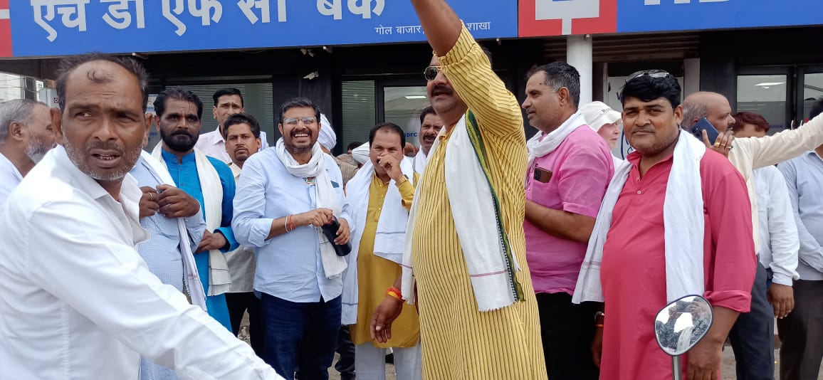 आदरणीय प्रियंका गांधी जी की आमसभा के पश्चात अपनी विधानसभा बहोरीबंद के महत्वपूर्ण साथियों के साथ कुछ पल ।

#मेरी_विधानसभा_मेरा_परिवार #बहोरीबंद_रीठी_विधानसभा #PriyankaGandhi #RahulGandhi #INCMP #MpCongress #KamalNath #DigvijaySingh #AjaySinghRahul #jitupatwari #Bahoriband