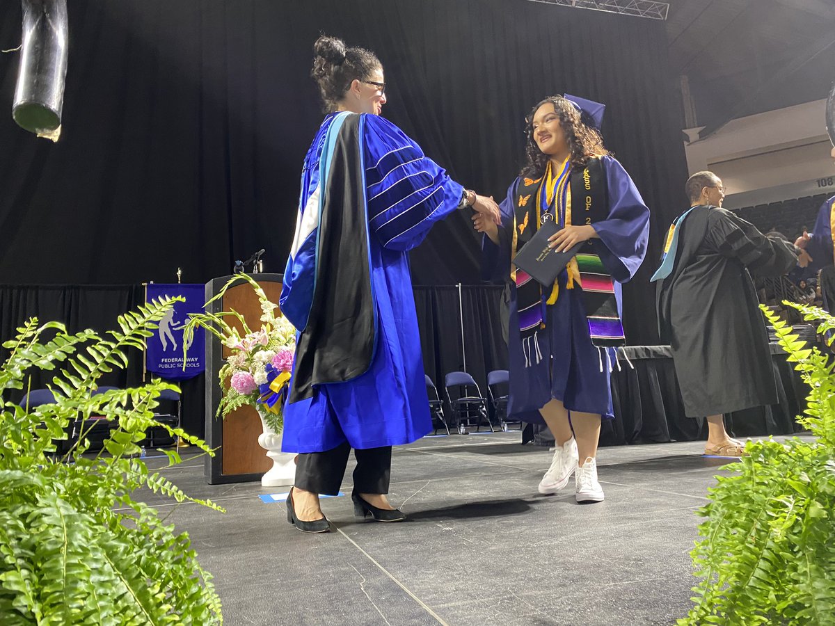 FWPS210's tweet photo. Decatur High School grads, keep pursuing your goals and dream big! #Classof2023 #GatorGrad @TheGoldenGators https://t.co/0TlvSlMZa1