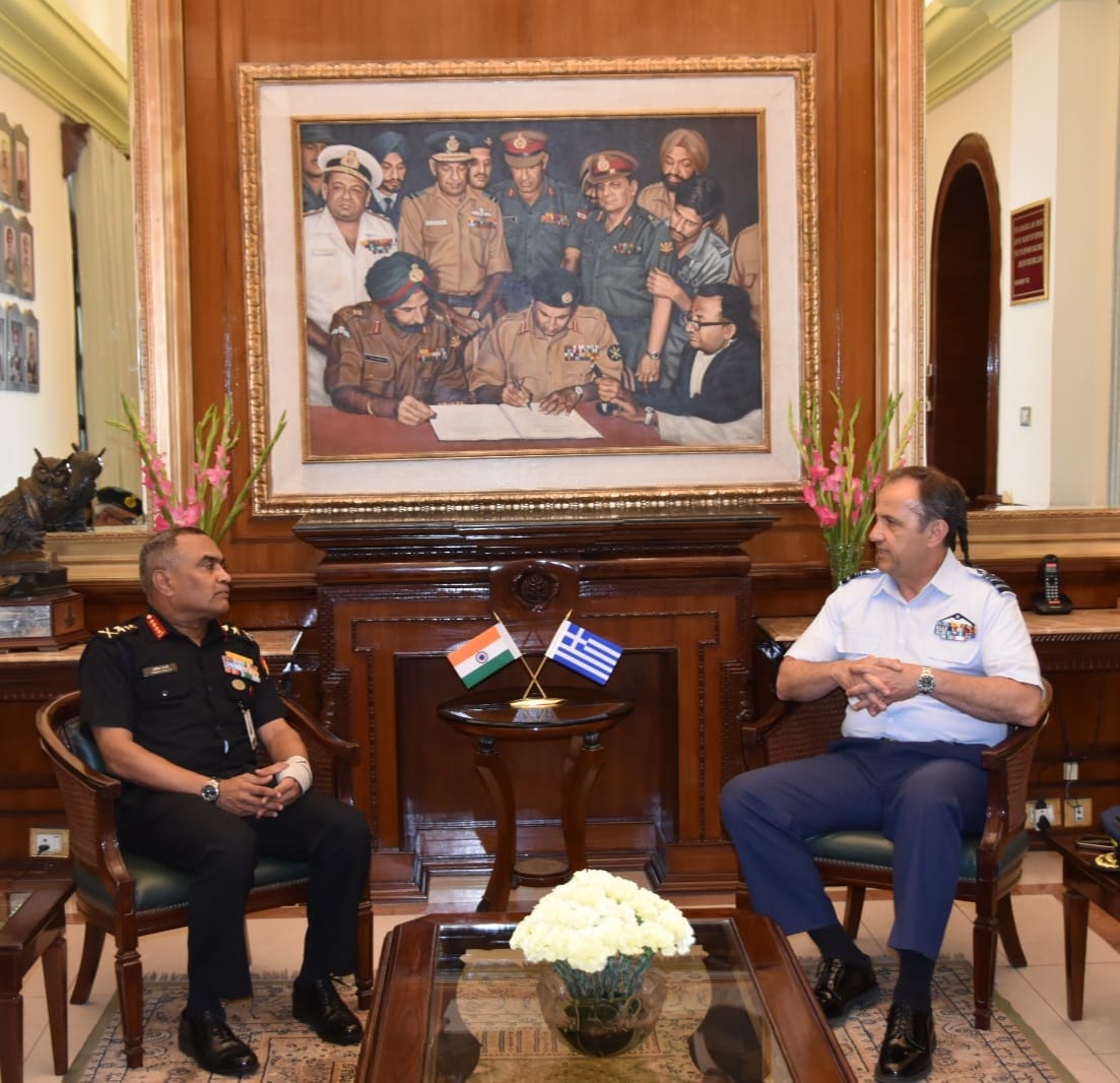 General Manoj Pande #COAS interacted with Lieutenant General Themistoklis Bourolias, Chief of the Hellenic Air Force General Staff, #HellenicAirForce, #Greece and discussed aspects of mutual interest.

#IndianArmy
#IndiaGreeceFriendship
#Agniveer
#agnipath
