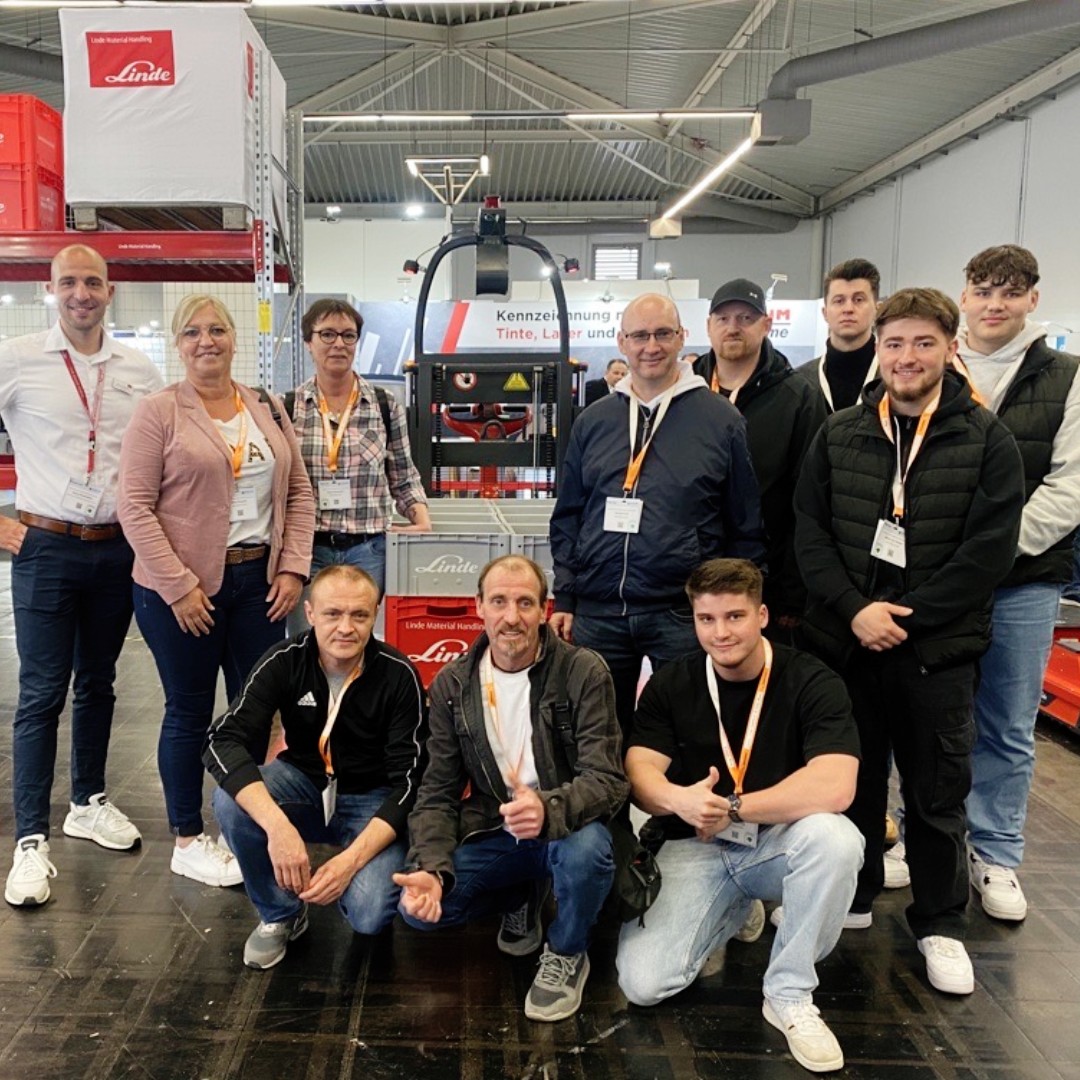 Die Kolleginnen und Kollegen aus dem Lager haben auf der Logistic &amp; Automation Messe in Dortmund viele spannende Eindrücke sammeln können 🙂
#abssafety #alwaysontop #abstusi #absturzsicherung #absfamilie #kevelaer #fallprotection #workingatheights #roofer #Logistic&amp;Automation