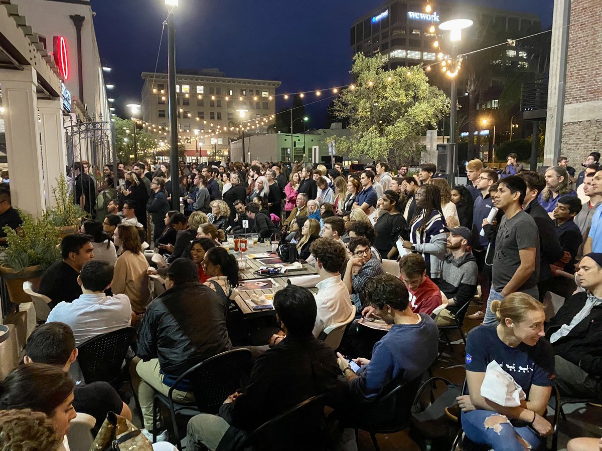 Incredible scenes at tonight’s #AstronomyOnTap with @NASAJPL’s director @LaurieofMars and @plutokiller and fabulous music and over 400 Astronomy fans!!!