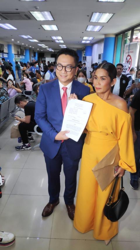 ABSCBNNews's tweet image. LOOK: TV Actress-host Pokwang or Marietta Subong, personally filed a petition for deportation against her ex-partner Lee O'Brian before the Bureau of Immigration office this Tuesday morning. 

Also in the photo is her legal counsel Atty. Ralph Calinisan. | via @mjfelipe