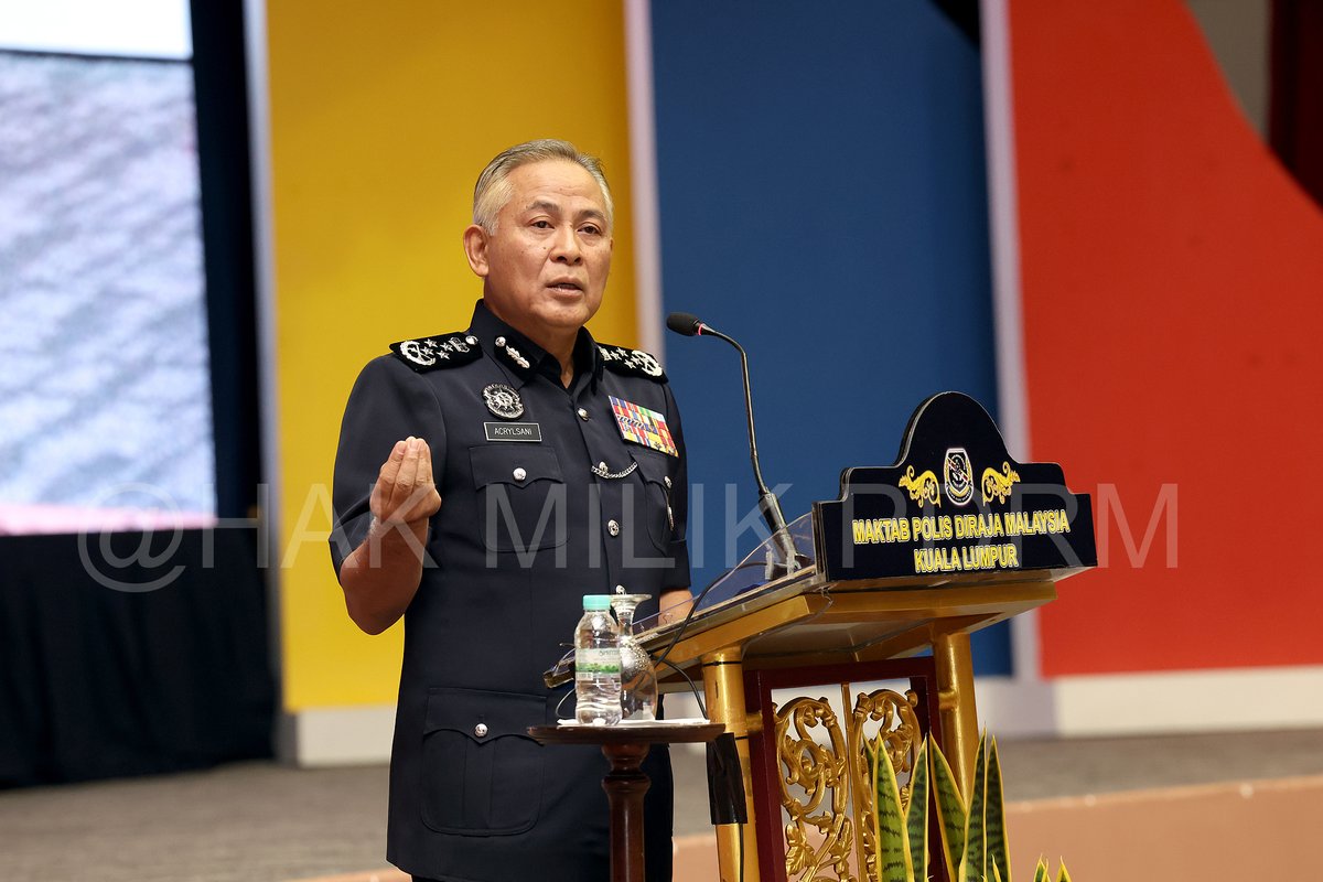 NewsBFM's tweet photo. 1. PDRM will seek Interpol's help to locate comedian Jocelyn Chia, who was criticised for her joke about MH370.

IGP Acryl Sani said PDRM will file an application tomorrow (June 14) to Interpol to obtain Chia's identity and latest location, amid a probe about her viral video. https://t.co/1LWAgSwSpM