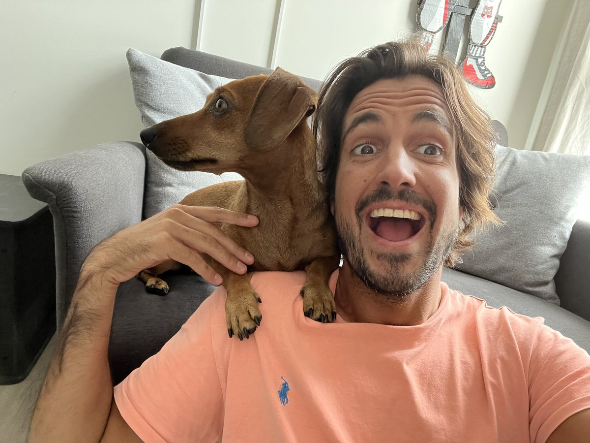 Hoy por fin me he levantado en casa, sigo sin creérmelo, tengo 1721 whats, + de mil sms en Insta y la última publicación de Twitter ha llegado a casi medio millón de personas, ESTÁIS LOCOS! Me encantaría responder a todos, voy a intentarlo pero no prometo nada 😂🫶🏽 
GRACIAS DE ❤️