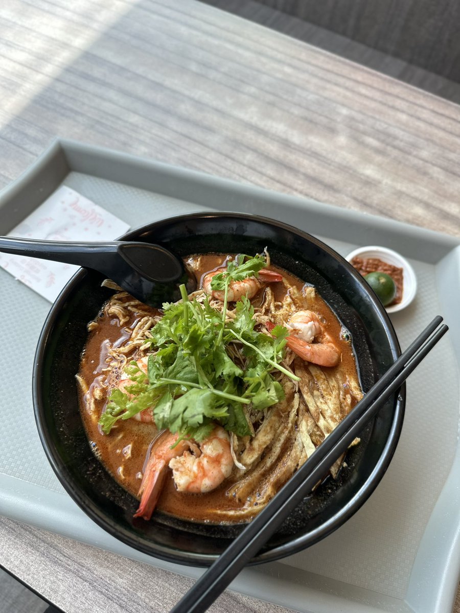 makesmewonder's tweet photo. Feasting on Sarawak Laksa at Raffles City Food Court. Sometimes the real food gems aren’t in lavish restaurants but right in our city food courts. And post-lunch? A perfectly brewed Kopi-C Siu Dai, 少(less) C at Ya Kun awaits! #LocalFoodLover #SingaporeEats
#capitaland #rafflescity #yakun #laksa
