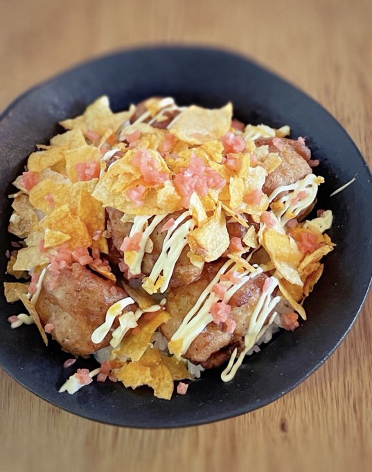昼過ぎですが喰らえーですね!!  #金曜日のバカ飯先輩 #紅しょうがたっぷりポテカラ丼