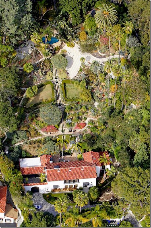 @zillowgonewild Not the house, but the terraced garden at Tim Curry’s house.
From Architectural Digest, November 1998.