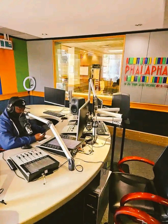 DfMaimela's tweet photo. @Terrimudau @Phalaphala Ubva Pretoria Soshanguve Kha 100.1mhz hayani ndi Ha-Mashamba Tshivhuyuni.(Ha-Makulana).

#TAG_Rine Maswole a Twitter Ro Novha Fhano💃🔥📻🏁

#TAG_Vhandilani 6to9🖥️na Terry The Big Dude Mudau na #Confey😛😊❤️#Ndila ndi nthihi The Big dude🕺🎼🥁🎙️🎚️ Ekwee! https://t.co/73LnKemF0x