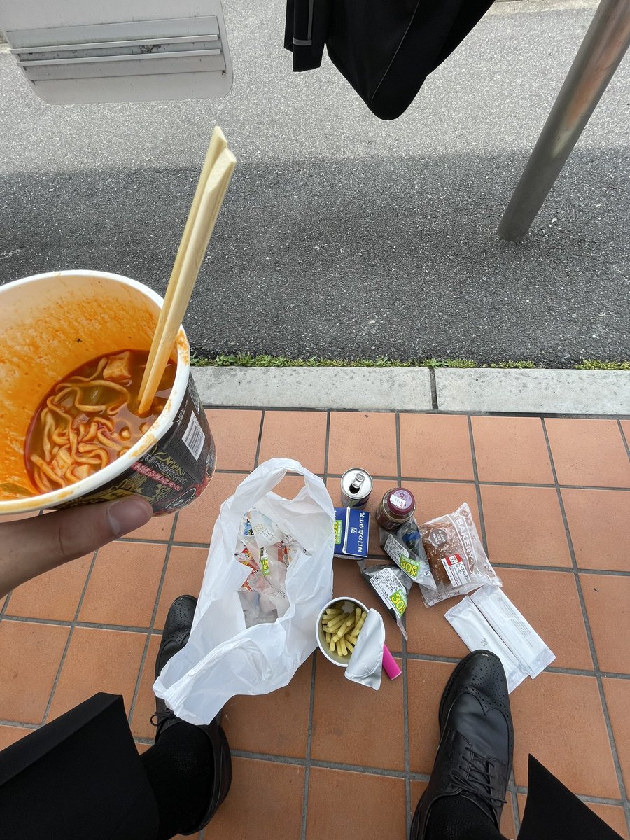 minano_two's tweet photo. ご機嫌に昼食おうと思ったら年確されてタバコ買えませんでした じゃあ飯もいらんねえんだけどさ別に https://t.co/qNpn0nqQwE