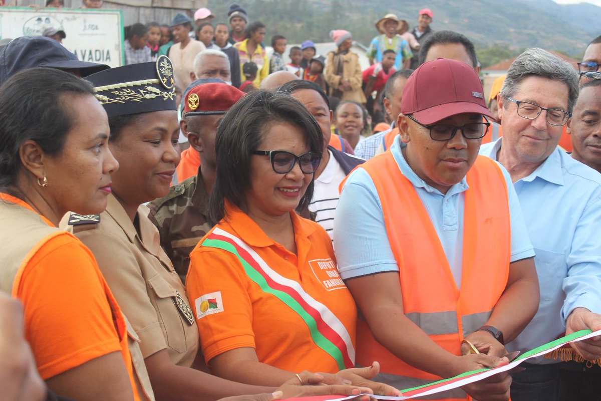 PowerAfricaUS's tweet photo. Congrats to our Madagascar #MiniGrid grantee, Hydro Engineering Studies & Achievements, who inaugurated its #HydroPowered #MiniGrid network extension to Tsarazaza & Fandriana this week! The project has already connected 300+ rural households to #Electricity ⚡💡
@USAIDMadagascar https://t.co/ahEBmYCZjh
