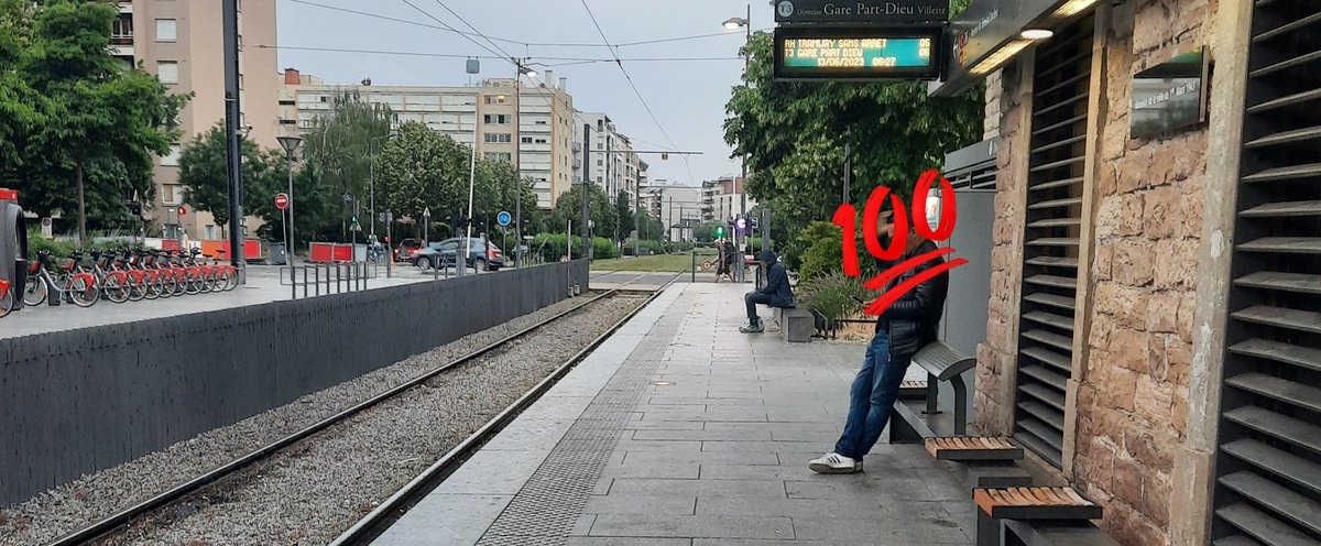 #citoyenneté #civisme
6h30 quai de transport en commun
#strike pour cet homme :
🟥 musique à fond
🟥 renifle à tout va
🟥 fume sur le quai

On parle du #vivreensemble ?