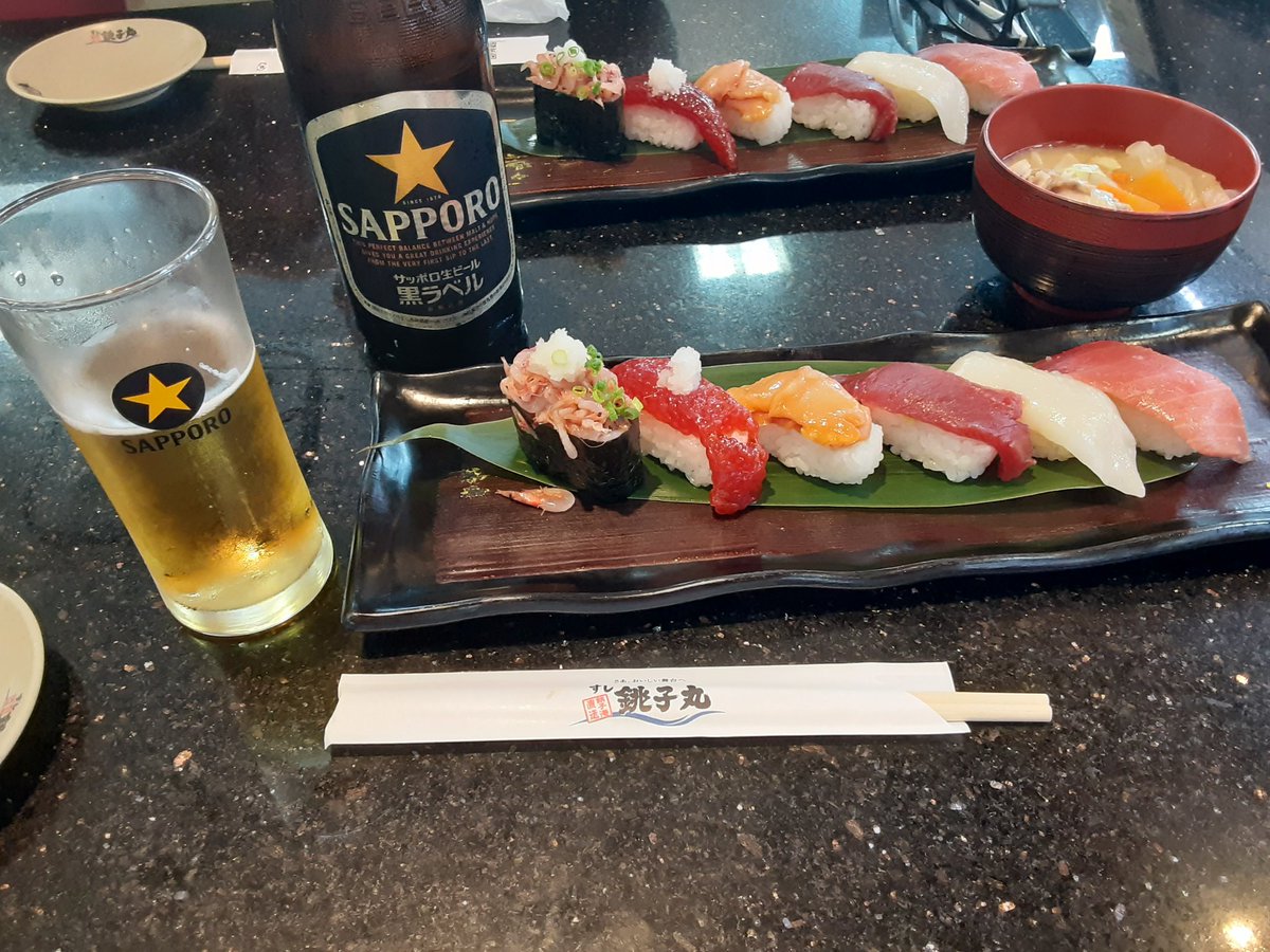 BPanda36's tweet photo. 銚子丸で昼から飲みに来ました。
劇団セットと、南船橋5貫セット、めちゃくちゃ美味しいやん！お酒もすすむ☺️ https://t.co/b7VsHkUxGA