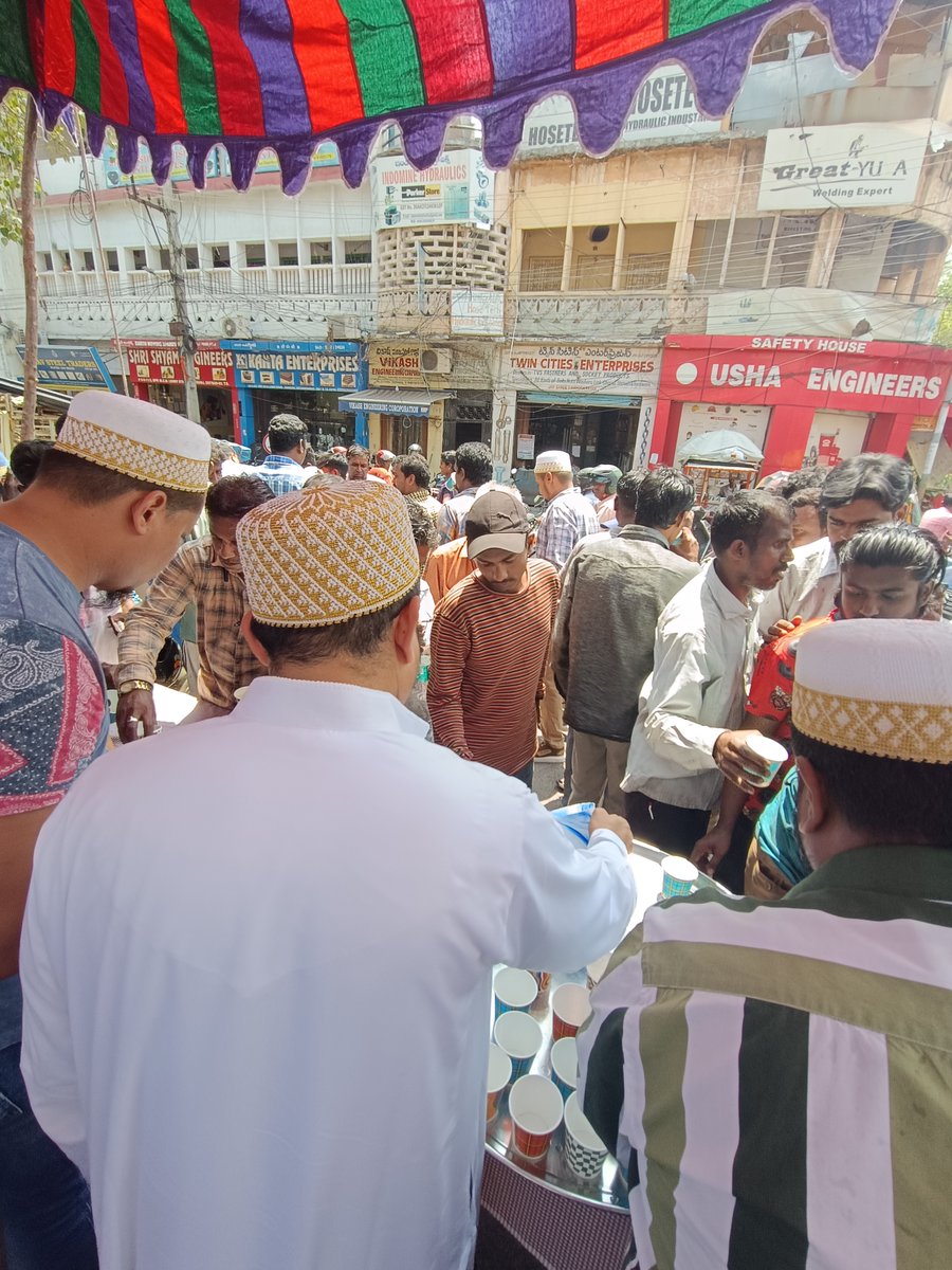 Bohras_India's tweet photo. Higher daily peak temperatures and longer, more intense heat waves are becoming increasingly frequent. To provide relief to the locals, @Dawoodi_Bohras of Secunderabad partnered with the local Police and served chilled "Nimbu Paani" in the business area of the city. https://t.co/A9Bc4aWbZI