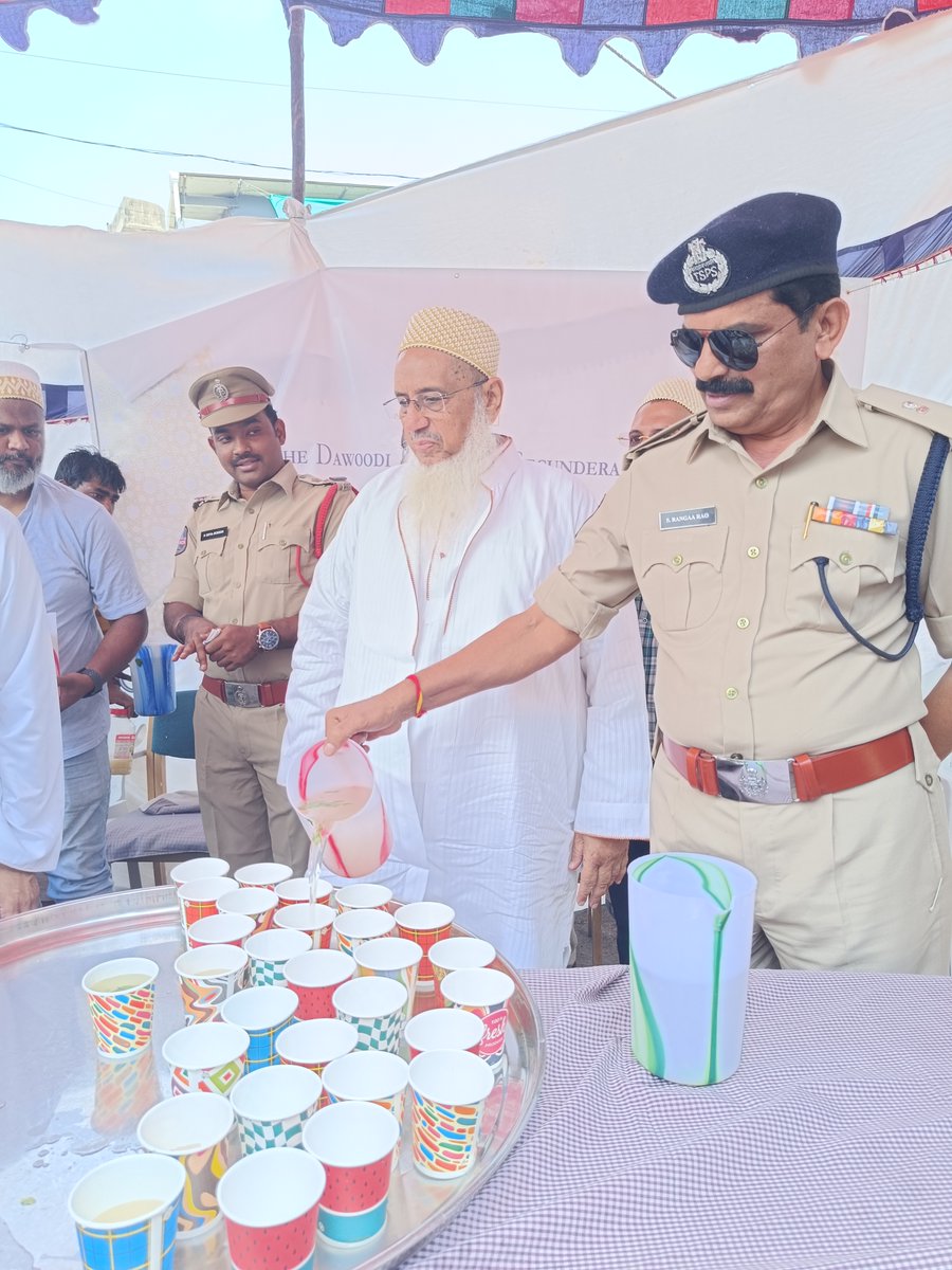Bohras_India's tweet photo. Higher daily peak temperatures and longer, more intense heat waves are becoming increasingly frequent. To provide relief to the locals, @Dawoodi_Bohras of Secunderabad partnered with the local Police and served chilled "Nimbu Paani" in the business area of the city. https://t.co/A9Bc4aWbZI