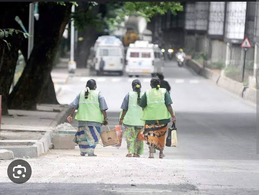 Pic 1 Pourakarmika earlier used to walk to reach their assembling point 
Pic 2 Now opted for the bus to reach assembling point #Shakthischeme has transformed 30000 PK across the state they can save nearly 700 odd rs every month.