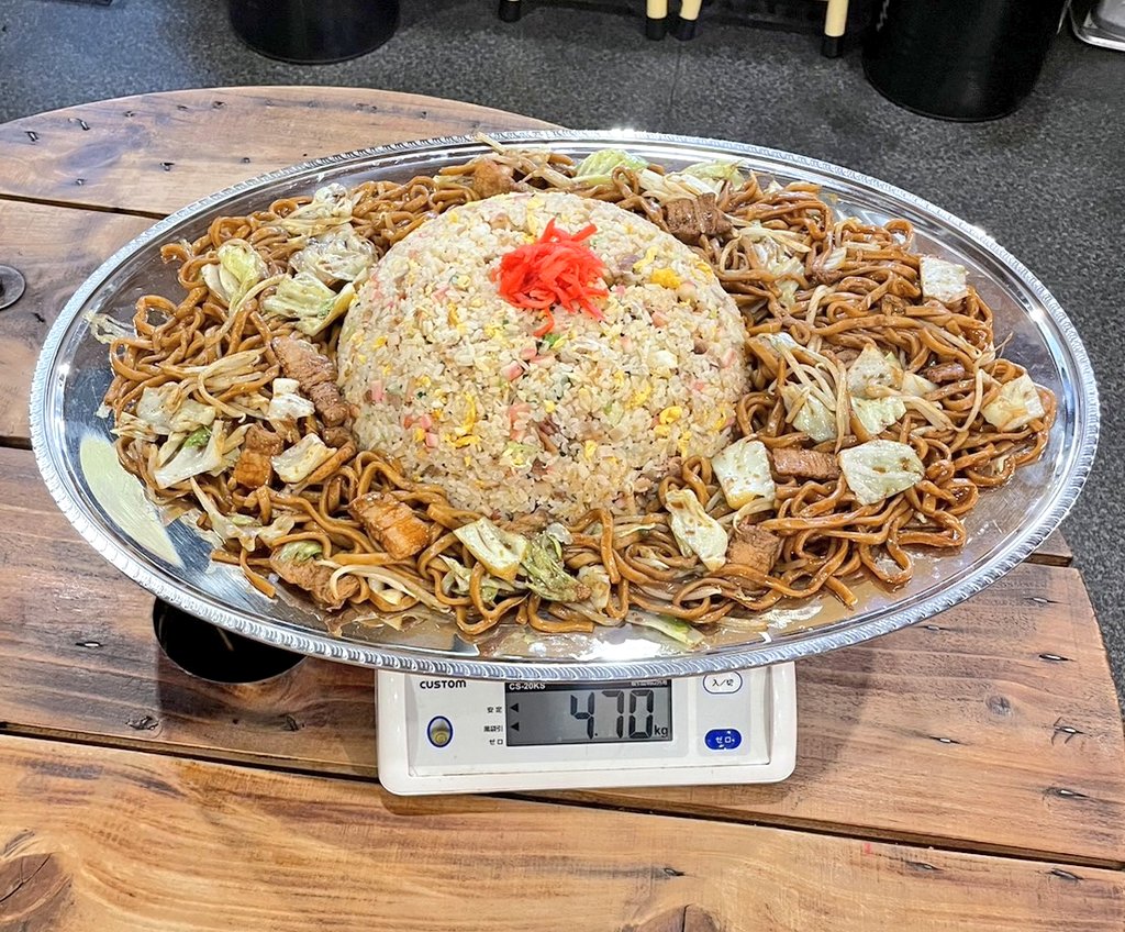 tondon_second's tweet photo. デカ盛りプレゼント企画🎁
第4弾は茶色の怪物🦖
｢わんぱくコンビプレート｣
4.7㌔のモンスターです(笑)
当店の焼きそばとチャーハンは
もう絶品ですよ😋︎
応募方法は、
フォロー、いいね、RTです。
50RTで1名様
100RTで2名様
150RTで3名様
200RTで4名様に当たります🎯
さぁ、さぁ、さぁ、回せぇ❤ https://t.co/OAi9D3KlUw