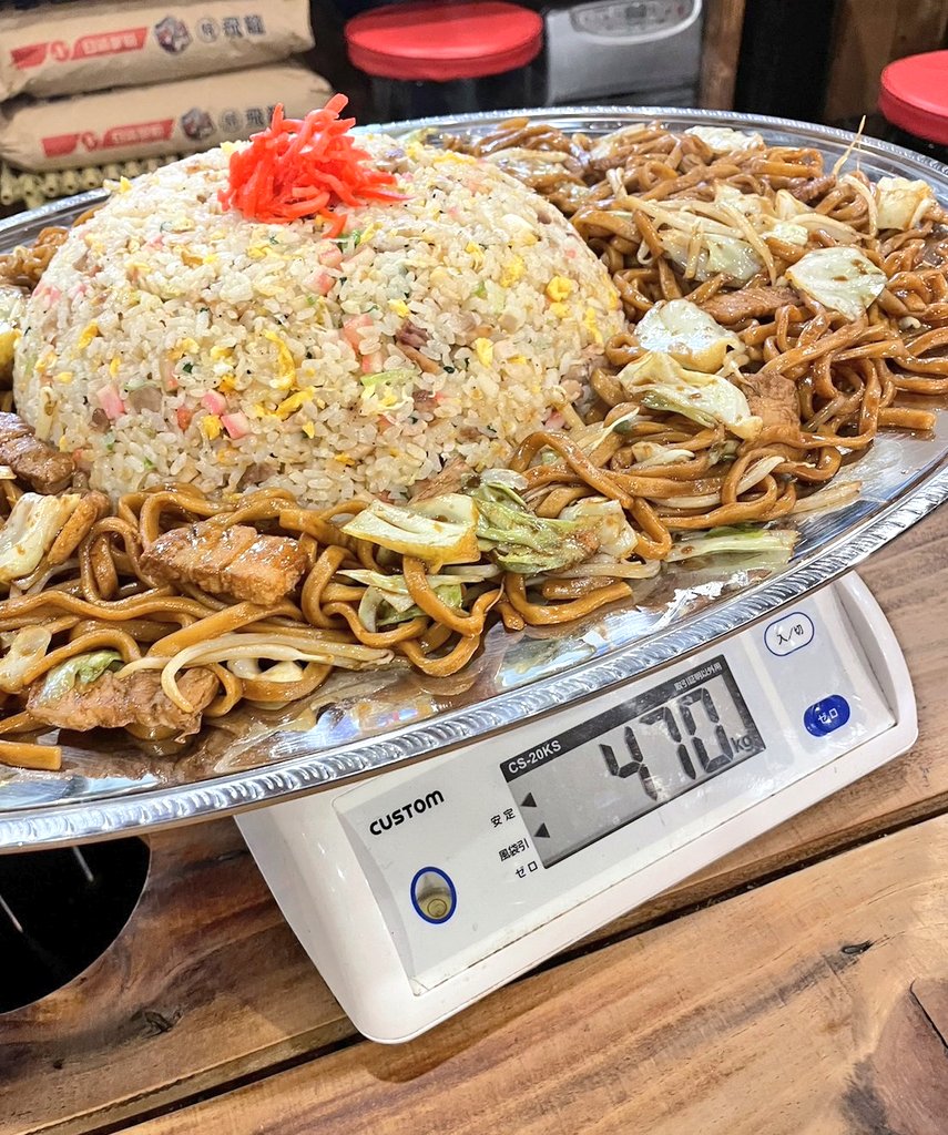 tondon_second's tweet photo. デカ盛りプレゼント企画🎁
第4弾は茶色の怪物🦖
｢わんぱくコンビプレート｣
4.7㌔のモンスターです(笑)
当店の焼きそばとチャーハンは
もう絶品ですよ😋︎
応募方法は、
フォロー、いいね、RTです。
50RTで1名様
100RTで2名様
150RTで3名様
200RTで4名様に当たります🎯
さぁ、さぁ、さぁ、回せぇ❤ https://t.co/OAi9D3KlUw