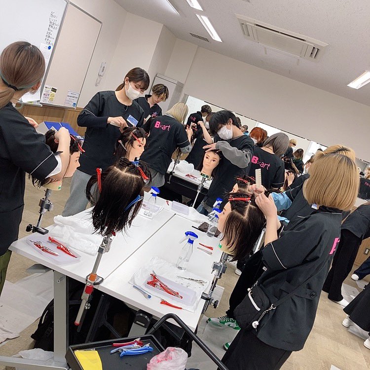 sapporobart's tweet photo. 1年生美容科
美容師国家試験授業👀カット
少しずつ
できることが増えるって楽しいッ✨
#bart #札幌美容 #美容学校
#美容師国家試験 #カット授業 https://t.co/iedvNITnuX