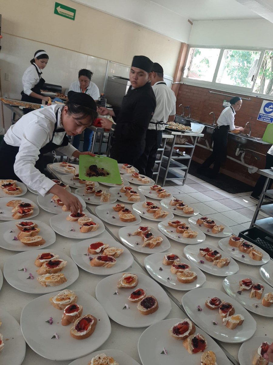 CecyteHuejutla's tweet photo. 6F de Preparación de Alimentos y Bebidas a cargo de los docentes Mtro. Higor Rodriguez y Lic. Paula Hernandez, creación de un bar en donde desarrollan las competencias genéticas, profesionales del Módulo V ¡Felicidades chicos, increíble! #ProyectoIntegrador @arowec @May_Orta https://t.co/CHHcjiVZwE