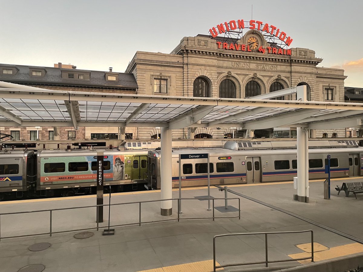 SISeneviratne's tweet photo. A few pictures of train travel in the US :-) Traveling by train from California to Colorado &amp; back is absolutely doable and stunning (!). @Amtrak is much better than what most people seem to assume: Very comfortable trains, generally on time, and a beautiful observation car. https://t.co/mlj1ItZdk9