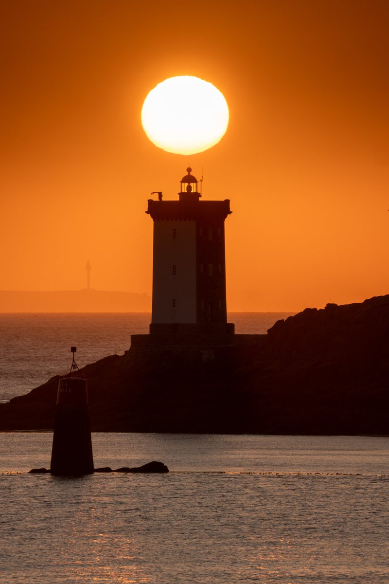 Le phare de Kermorvan au coucher du soleil.