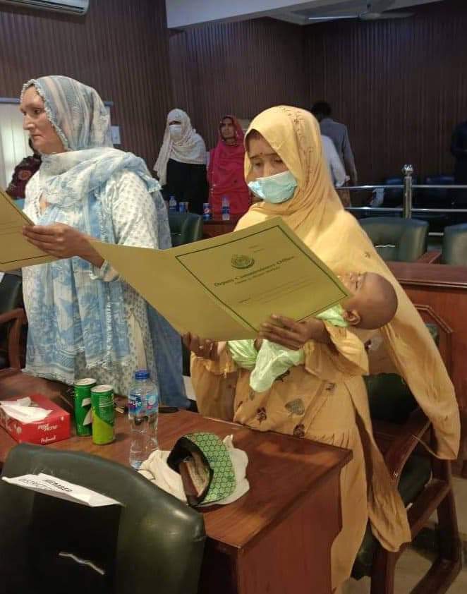 More power to #ChandniBai, a newly elected #PPP member of #DistrictCouncil Ghotki in Sindh & all female members who took oath on reserved seats for women or were directly elected.

She joins a global league of #women who proudly take their kids to parliaments as #workingmothers.