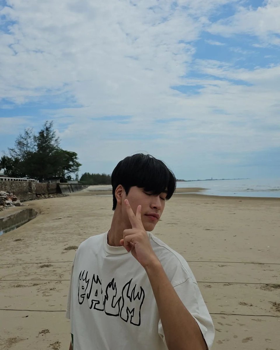 mininewwiee's tweet photo. (caption)
HBD love
P.S. you didn't open your eyes for any pics

(clip)
🐭 how should I take photos?
🐭 turn your face, er turn here
🐭 raise 2 fingers
🐭 er, so cute, i'm dying

(comment)
gemini_nt : Thx bro ❤️

😭🤲🏻💗
#19thSunshineGEMINIDay 
#GeminiFourth #เจมีไนน์โฟร์ท https://t.co/a5NM3MsZjl