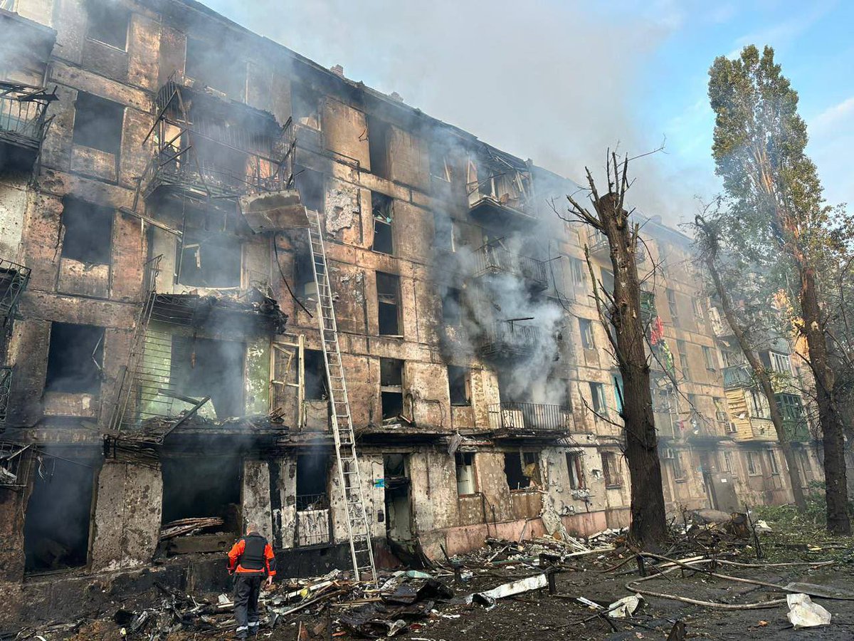 ❗️ Cette nuit, les Russes ont frappé un immeuble de cinq étages à #Kryvyi Rih. Il y a des gens sous les décombres. Tous les services d'urgence travaillent actuellement sur les lieux. Il y a des victimes dans un état grave.