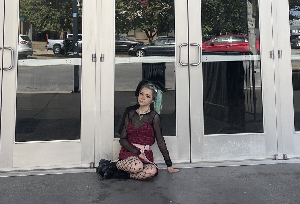 lildessie02's tweet photo. Come dm me for vids and pics MENU: $5 for pics $10 for vids and $15 for s*xting 🖤 #onlyfans #emo #emogirl #grunge #egirl #egirlmakeup #sanrio #SendTips #cutie https://t.co/xbGHtskMCb