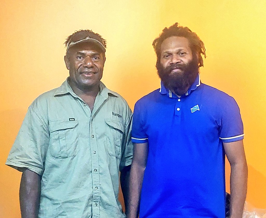 #NendeFive  ✊🏿🇸🇧
"Brother, we have to protect our land at all costs for our future generations" - Mr. Titus Godfrey Meoblir, from Nende, Temotu Province  #indigenousuprising 
Please his read full story 👇: 
news.mongabay.com/2020/09/solomo…

#nendefive
#protectyourland
#indigenousuprising