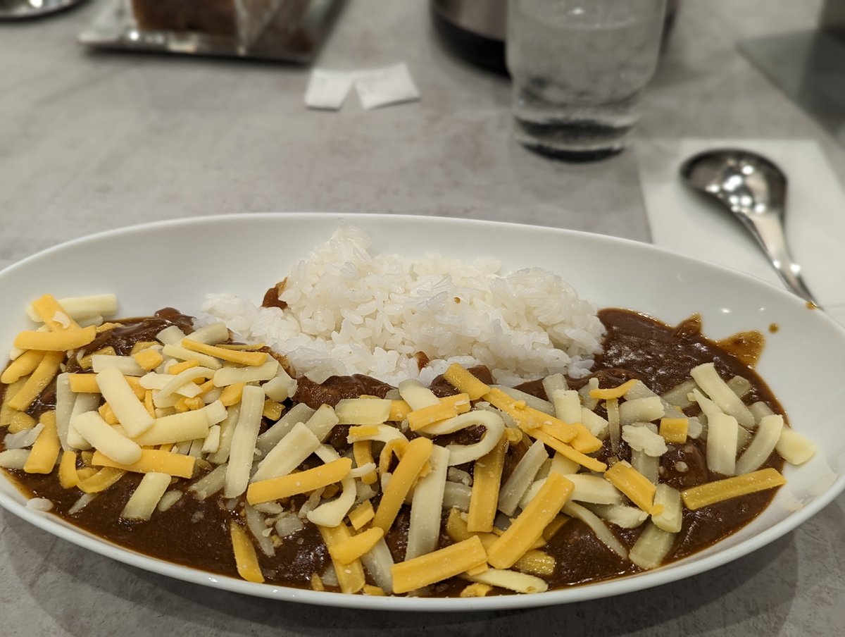 川崎　アゼリア
カレーやさん

傘で見えないさん
🤗

辛めのカレーに🧀のせてみました

独特のお皿ん

ごちそうさまでした🙏