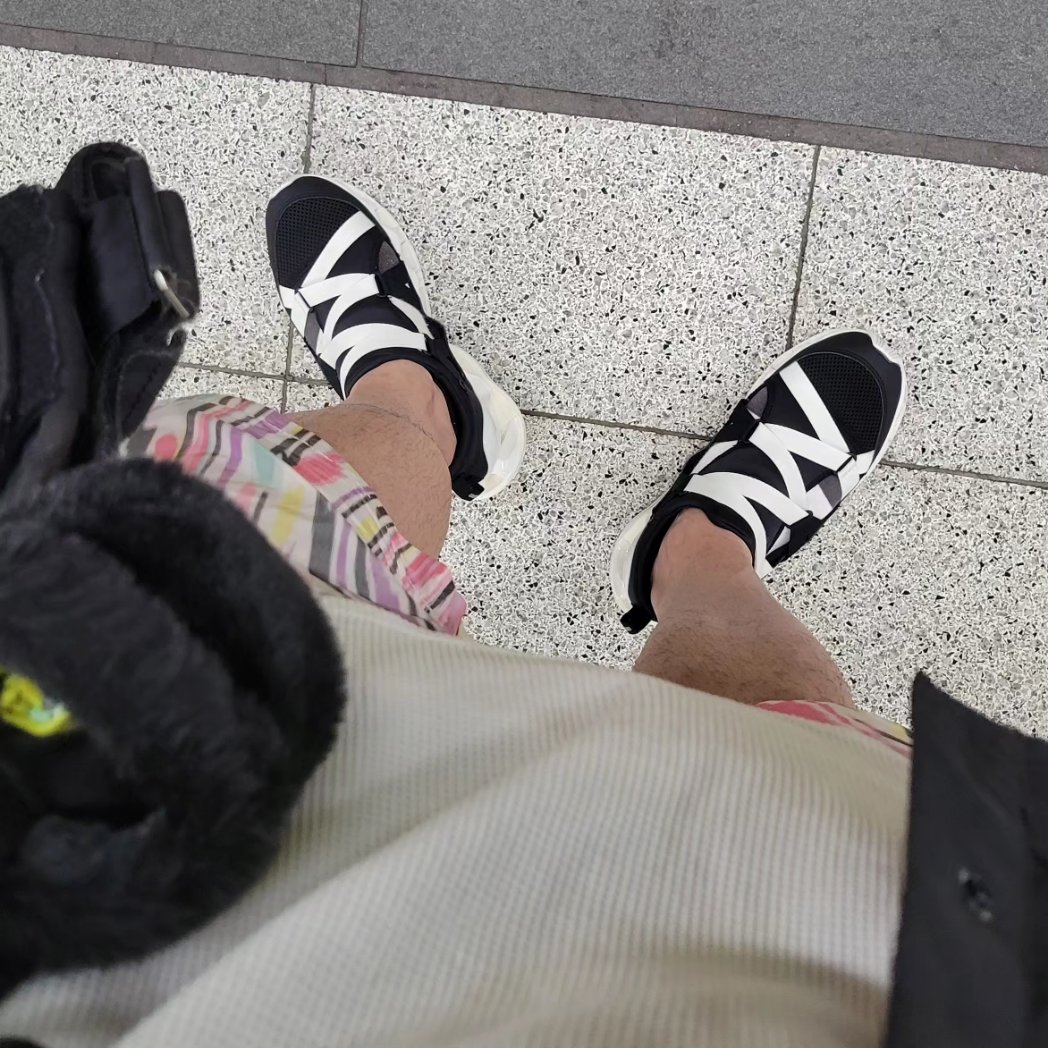 kusoyaro0812's tweet photo. 今日のクツ野郎
〜お昼から仕事は酷。。。編〜
#アメリカンラグシー #OCTOGAMBOL #GU #goslowcaravan #MIZUNO #waveprophecy #waveprophecystrap #PORTER #古着 #古着好きな人と繋がりたい #スニーカー好きな人と繋がりたい #ハードオフファミリー #ハードオフ公式アンバサダー https://t.co/fJ9SicGwQf