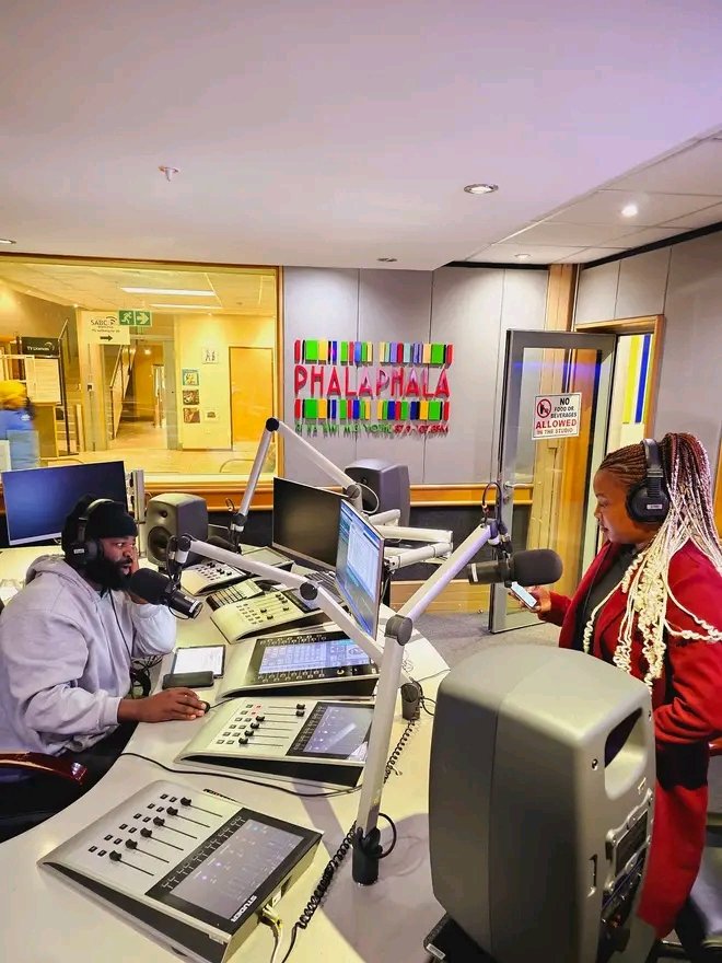 DfMaimela's tweet photo. @Confey_Dj @Terrimudau @Phalaphala Ubva Pretoria Soshanguve Kha 100.1mhz hayani ndi Ha-Mashamba Tshivhuyuni.

#TAG_Rine Maswole a Twitter Ro Novha Fhano🔥📻💃

#TAG_Vhandilani 6to9🖥️na Terry The Big Dude Mudau na Fulufhelo Mukwevho #Confey 😛😊❤️#Ndila ndi nthihi🕺🎼🥁🎙️🎚️ Ekwee! https://t.co/ofkU6y2VTR