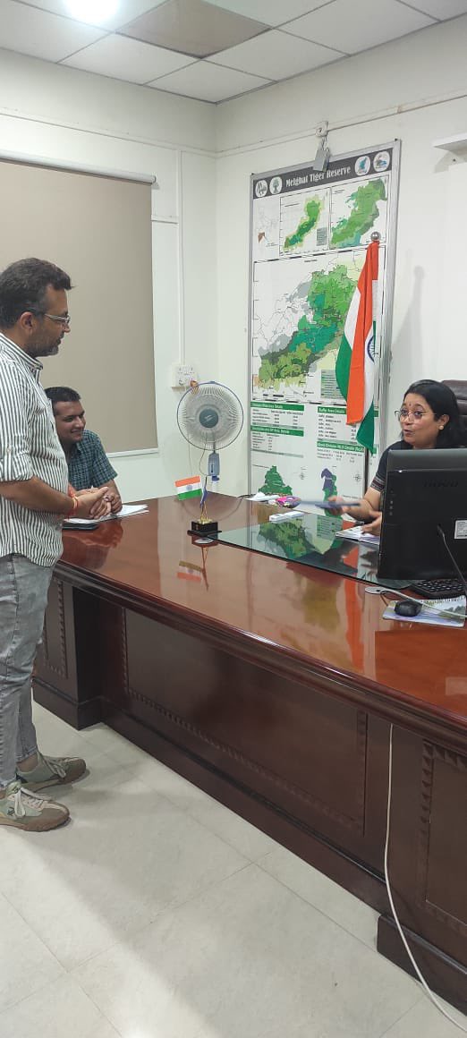 Meeting with the dynamic field director of Melghat tiger reserve @jayotibanerjee Madam and discussed various issues of Human-bear conflicts and Conservation. Amazed to see her vision for the wildlife management and research