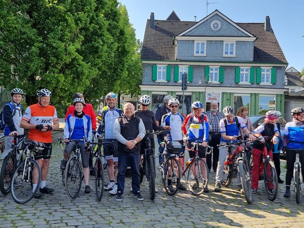 jumelage_SGL_AB's tweet photo. Retour sur la rencontre cycliste 🇫🇷🇩🇪 organisée dans le cadre du jumelage entre @stgermainenlaye et @StadtAB #Aschaffenburg et celui entre la commune déléguée #Fourqueux et #Schwelm.
Récit et photos sur https://t.co/p7mYD1f9bO
#francoallemand #Elysee60 https://t.co/O9QXwtRPiG
