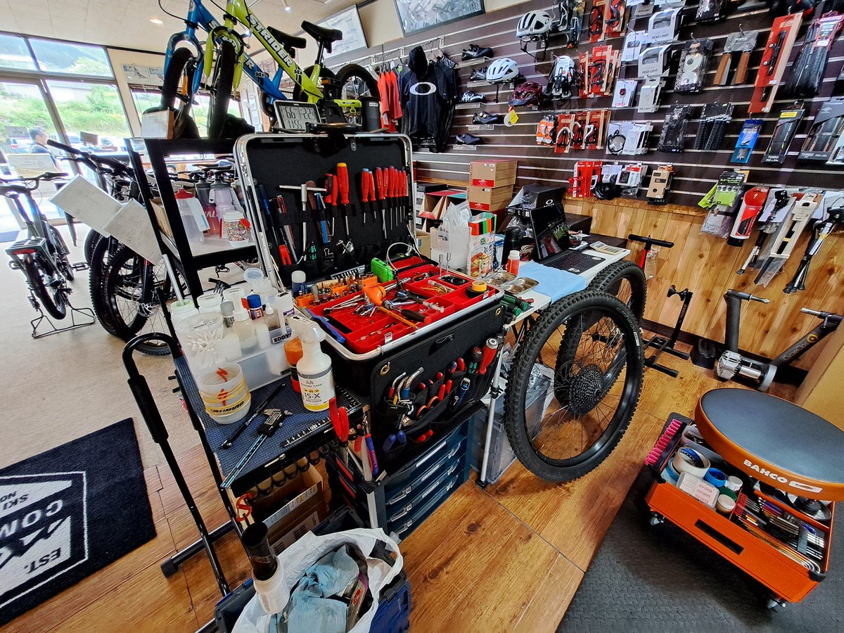 worktoplay_jp's tweet photo. 長野県野沢温泉村のアクティビティ発信基地「COMPASS HOUSE(コンパスハウス)」さんで"SPECIALIZED e-MTB Turbo Levo"をレンタルして野沢の大自然をトレイルさせて頂きました。e-MTBはバイクでもなく自転車でもない、また違うジャンルの乗り物ですね…楽しい！
#野沢温泉
#COMPASSHOUSE
#コンパスハウス https://t.co/8LzylEr91o