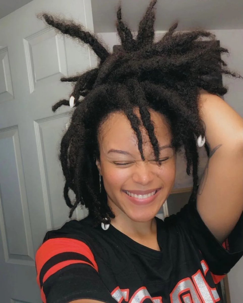 Libra9981's tweet photo. So is #hobbiebrown gonna influence the loc community to embrace congos &amp; free forms? What’s more punk than refusing to accept  the standards that the ruling class makes while embracing the things the ruling class despises.

#freeformlocs 

Still image from https://t.co/ofDF4rGEI5 https://t.co/FYkDs0jBIk