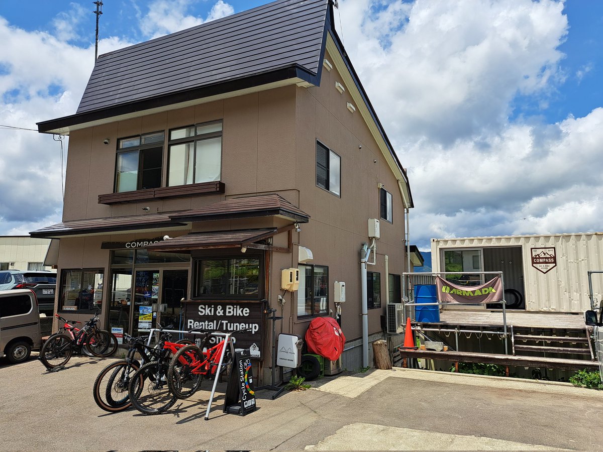 worktoplay_jp's tweet photo. 長野県野沢温泉村のアクティビティ発信基地「COMPASS HOUSE(コンパスハウス)」さんで"SPECIALIZED e-MTB Turbo Levo"をレンタルして野沢の大自然をトレイルさせて頂きました。e-MTBはバイクでもなく自転車でもない、また違うジャンルの乗り物ですね…楽しい！
#野沢温泉
#COMPASSHOUSE
#コンパスハウス https://t.co/8LzylEr91o