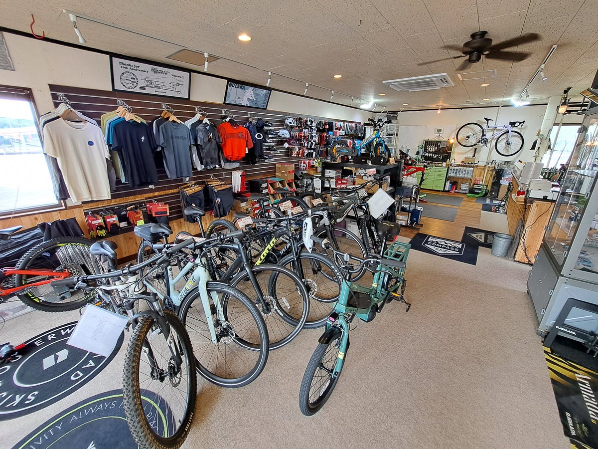 worktoplay_jp's tweet photo. 長野県野沢温泉村のアクティビティ発信基地「COMPASS HOUSE(コンパスハウス)」さんで"SPECIALIZED e-MTB Turbo Levo"をレンタルして野沢の大自然をトレイルさせて頂きました。e-MTBはバイクでもなく自転車でもない、また違うジャンルの乗り物ですね…楽しい！
#野沢温泉
#COMPASSHOUSE
#コンパスハウス https://t.co/8LzylEr91o